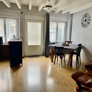 Hébergement de vacances Maison De Bourg Sans Jardin, Pleucadeuc